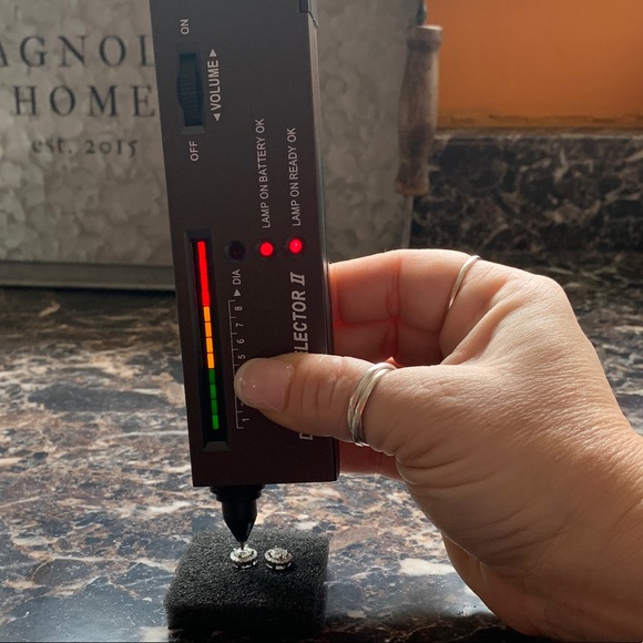 Stunning 1.50 TCW Moissanite halo earrings - Picture 6 of 6